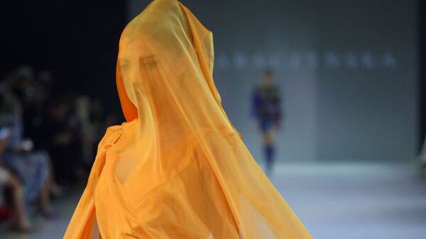 Модели во время презентации коллекции Gosia Baczynska на Неделе моды в Дубае  - اسپوتنیک ایران  