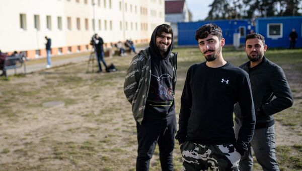 مهاجران در مرکز پذیرش اولیه پناهندگان در ایالت براندنبورگ - اسپوتنیک ایران  