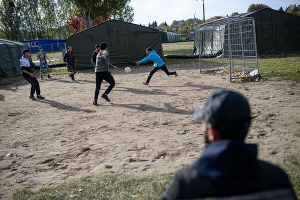 فوتبال بازی کردن مهاجران در مرکز پذیرش اولیه پناهندگان در ایالت براندنبورگ آلمان - اسپوتنیک ایران  