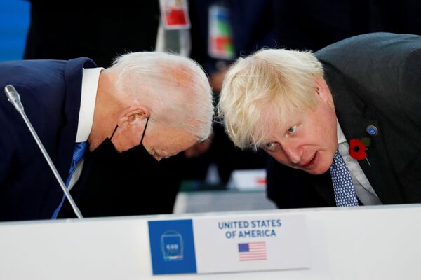 رئیس جمهور آمریکا جو بایدن و نخست وزیر بریتانیا باریس جانسون در اجلاس گروه بیست - اسپوتنیک ایران  