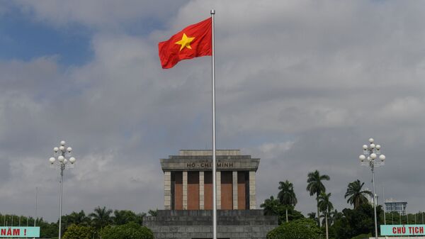 Флаг Вьетнама напротив мавзолея Хо Ши Мина в Ханое  - اسپوتنیک ایران  