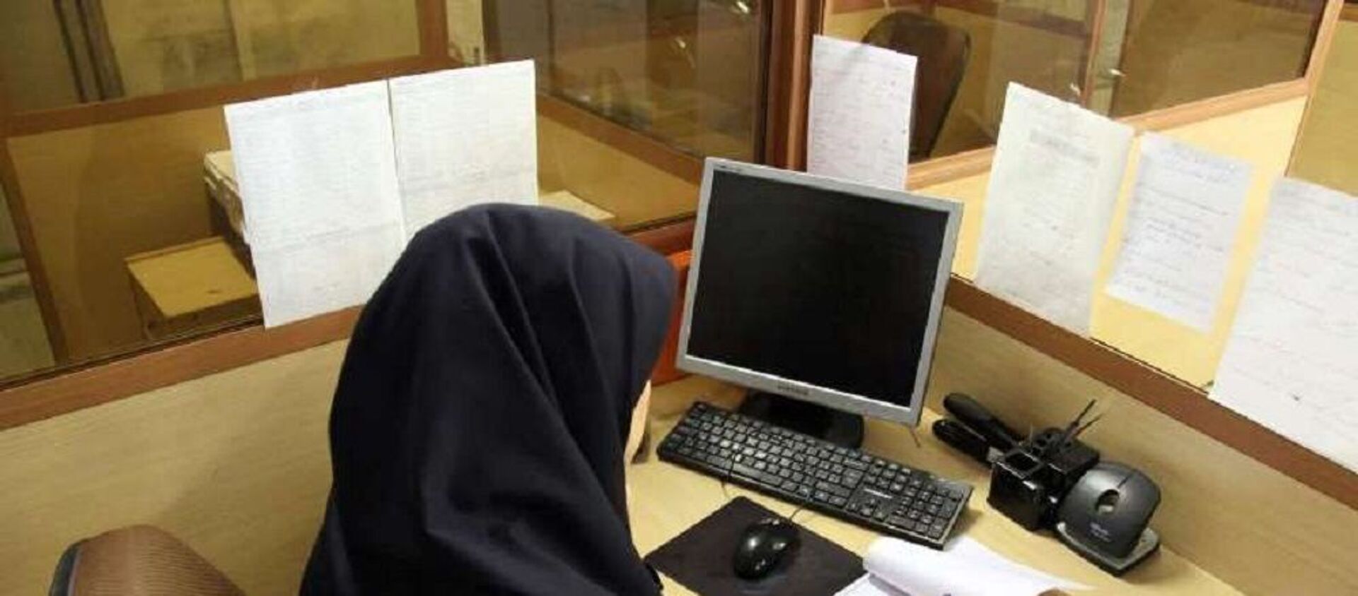 دختر ایرانی در حال کار با  رایانه  - اسپوتنیک ایران  , 1920, 05.11.2021