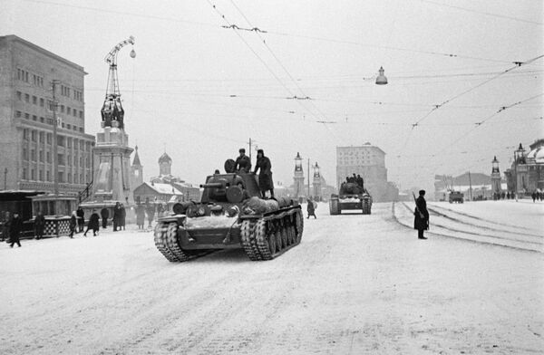 رژه نظامی 7 نوامبر سال 1941 در میدان سرخ بسیار باشکوه برگزار شد و سپس تمام این نیروها به جنگ بزرگ میهنی اعزام شدند - اسپوتنیک ایران  