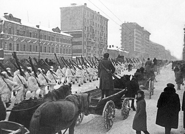 رژه نظامی 7 نوامبر سال 1941 در میدان سرخ بسیار باشکوه برگزار شد و سپس تمام این نیروها به جنگ بزرگ میهنی اعزام شدند - اسپوتنیک ایران  