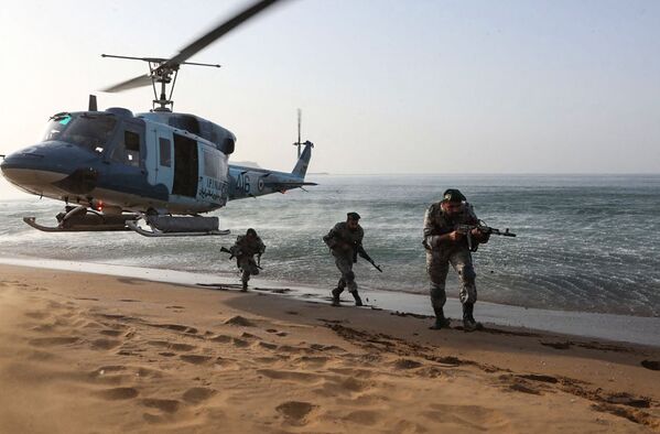رزمایش ارتش ایران در سواحل دریای عمان.  - اسپوتنیک ایران  