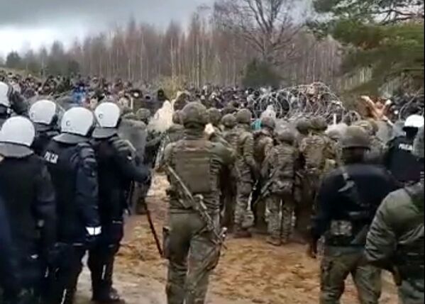 پلیس لهستان و ماموران مرزی و پناهندگان در مرز لهستان-بلاروس - اسپوتنیک ایران  