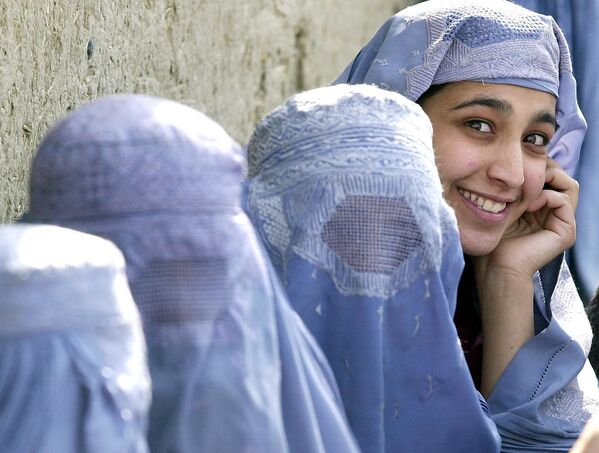 دنیای زنان افغان از پشت مشبک آبی.   - اسپوتنیک ایران  