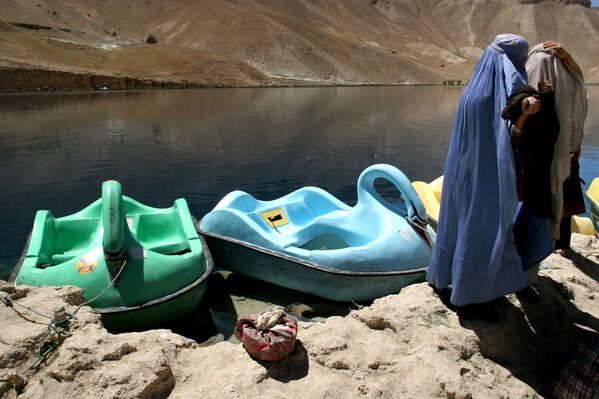 دنیای زنان افغان از پشت مشبک آبی. - اسپوتنیک ایران  