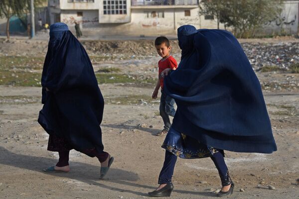 دنیای زنان افغان از پشت مشبک آبی.  - اسپوتنیک ایران  