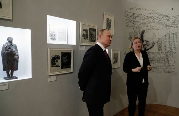 پوتین از موزه داستایفسکی دیدار نمود، فئودرو داستایفسکی نویسندهٔ مشهور و تأثیرگذار اهل روسیه بود - اسپوتنیک ایران  