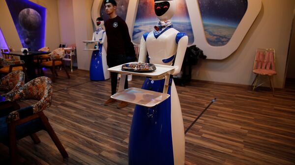 Робот приносит еду в ресторане в Мосуле  - اسپوتنیک ایران  