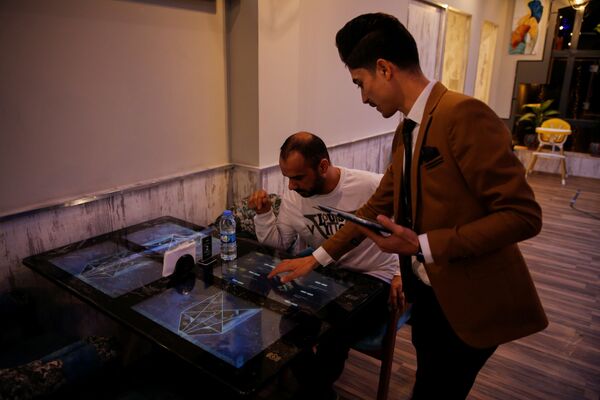 مشتری با استفاده از میز هوشمند سفارش غذا می دهد. - اسپوتنیک ایران  