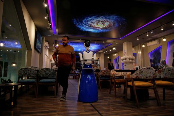ربات ها در رستوران هوشمند موصل به مشتریان خدمات می رسانند. - اسپوتنیک ایران  