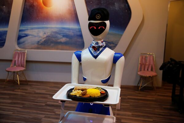ربات گارسن، غذا را سر میز می برد. - اسپوتنیک ایران  
