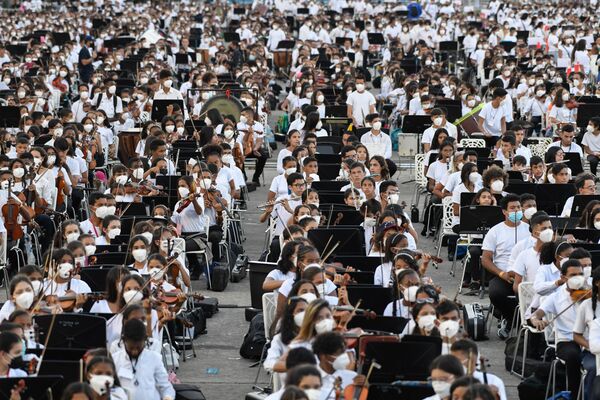 اعضای ارکستر ملی ونزوئلا در حال اجرا. - اسپوتنیک ایران  