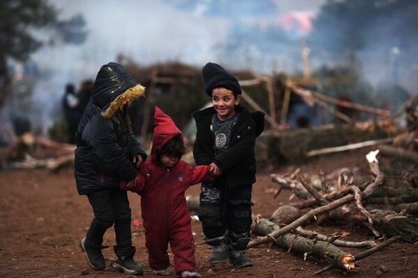 بچه ها در اردوگاه غیر قانونی در مرز بلاروس - لهستان. - اسپوتنیک ایران  