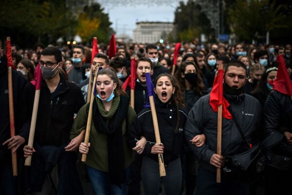تظاهرکنندگان در حال حرکت بسوی سفارت آمریکا در آتن. - اسپوتنیک ایران  