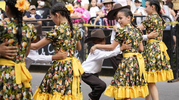 Парад народных танцоров во время Международного турнира Йоропо в Вильявисенсио, Колумбия - اسپوتنیک ایران  