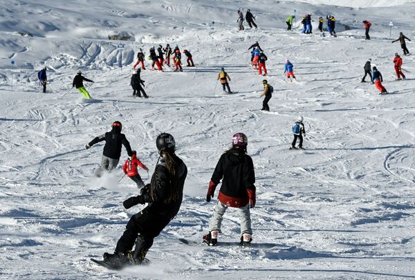 فصل زمستان در پیست های اسکی ایتالیا از پایان نوامبر تا آخر هفته عید پاک سنتی ادامه دارد. مدونا دی کامپیلیو محبوب ترین تفرجگاه کوهستانی در بین ایتالیایی ها محسوب می شود. - اسپوتنیک ایران  