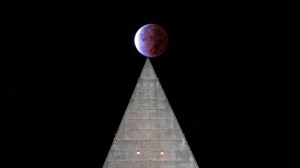Частичное лунное затмение Луны Бобра над монументом Вашингтона, США - اسپوتنیک ایران  