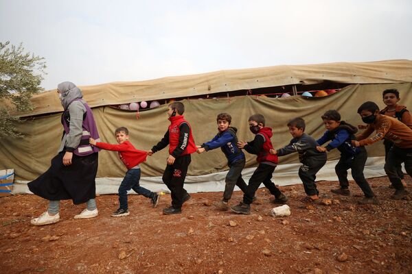 رویدادهای هفته به روایت تصویر.بچه ها در حال بازی در اردوگاه سوری ها. - اسپوتنیک ایران  