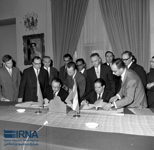 عباس آرام، وزیر امور خارجه ایران و یوگنی لوگینوف، وزیر هوانوردی شوروی، قرارداد حمل و نقل هوایی در تهران امضا کردند.تاریخ: 1964/08/17 - اسپوتنیک ایران  