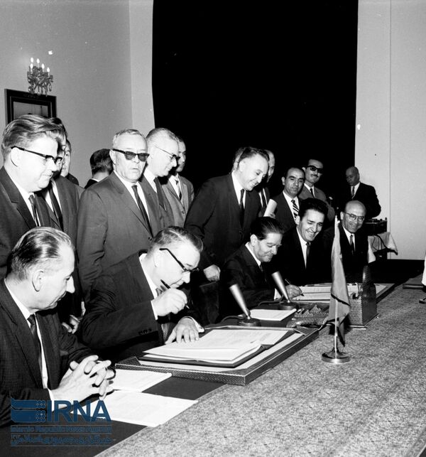 مقامات ایران و شوروی در مراسم تبادل اسناد همکاری های اقتصادی و توسعه فناوری در وزارت امور خارجه، تهران شرکت کردند.تاریخ: 26.06.1966 - اسپوتنیک ایران  
