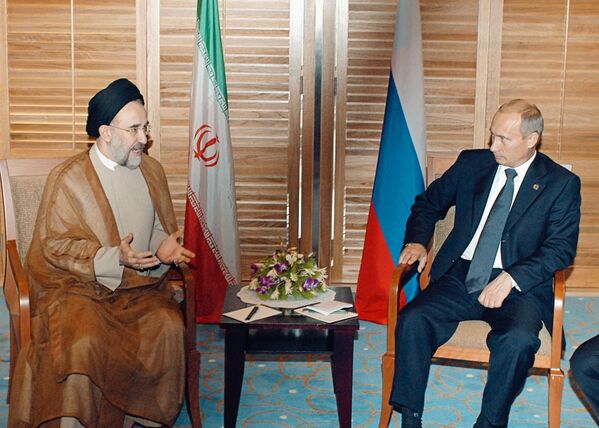ولادیمیر پوتین، رئیس‌جمهور روسیه و محمد خاتمی، رئیس‌جمهور ایران طی یک نشست کاری در شهر پوتراجایا، به موضوعات مختلف پرداخته و همکاری‌های دوجانبه را مورد بحث و بررسی قرار دادند.تاریخ: 16.10.2003 - اسپوتنیک ایران  