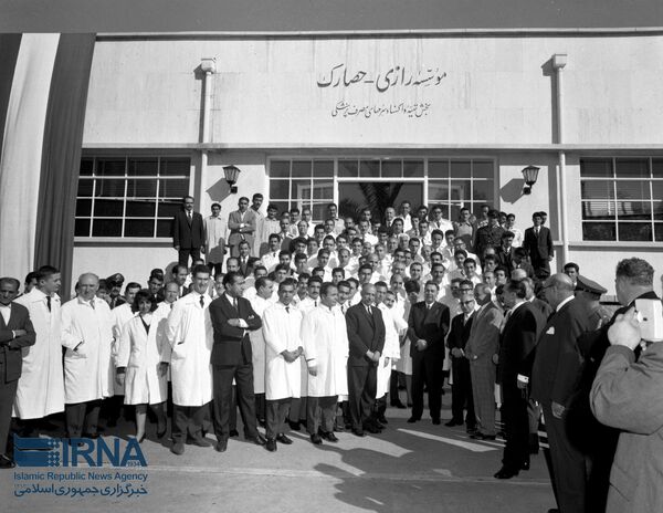 لئونید برژنف، رهبر شوروی در جریان سفر خود به ایران از موسسه تحقیقات واکسن و سرم سازی رازی بازدید کرد.تاریخ: 1963/11/18 - اسپوتنیک ایران  