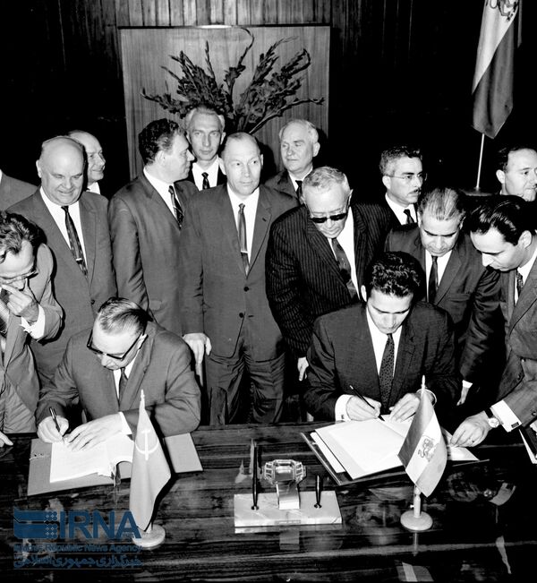 مقامات ایران و شوروی در وزارت اقتصاد ایران قرارداد همکاری اقتصادی امضا می کنند.تاریخ: 13.06.1968 - اسپوتنیک ایران  