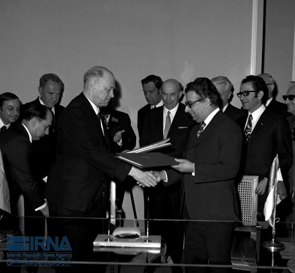 وزرای اقتصاد ایران و شوروی قرارداد اقتصادی امضا کردند.تاریخ: 1973/03/15 - اسپوتنیک ایران  