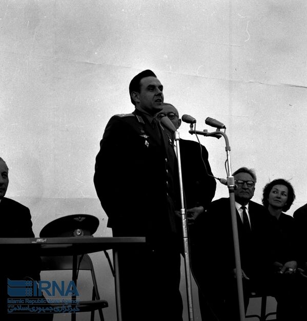 سخنرانی ولادیمیر کوماروف، فضانورد شوروی در حاشیه نمایشگاه صنعتی شوروی در تهران.تاریخ: 24.05.1965 - اسپوتنیک ایران  