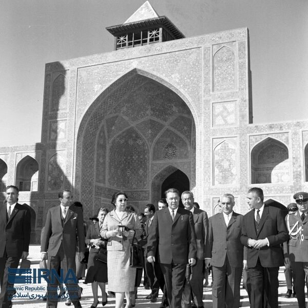 لئونید برژنف رهبر شوروی و همسرش از یک مسجد تاریخی در اصفهان بازدید کردند.تاریخ: 1963/11/18 - اسپوتنیک ایران  