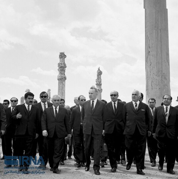 الکسی کاسیگین، رئیس شورای وزیران اتحاد جماهیر شوروی از کاخ باستانی شاهان هخامنشی (تخت جمشید) بازدید کرد.تاریخ: 1968/07/04 - اسپوتنیک ایران  