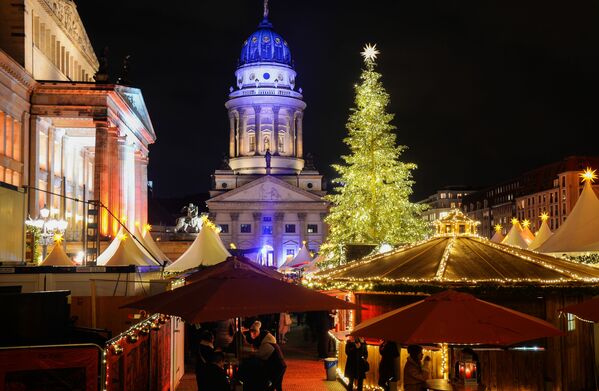 در گوشه و کنار دنیا، درخت های کاج برای جشن های میلادی کریسمس و سال نو تزیین شده اند.تزیینات سال نو در آلمان. - اسپوتنیک ایران  