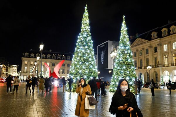 در گوشه و کنار دنیا، درخت های کاج برای جشن های میلادی کریسمس و سال نو تزیین شده اند.کاج های پاریس. - اسپوتنیک ایران  