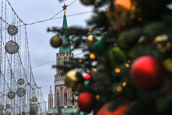 در گوشه و کنار دنیا، درخت های کاج برای جشن های میلادی کریسمس و سال نو تزیین شده اند.تزیینات سال نو درکرملین مسکو. - اسپوتنیک ایران  