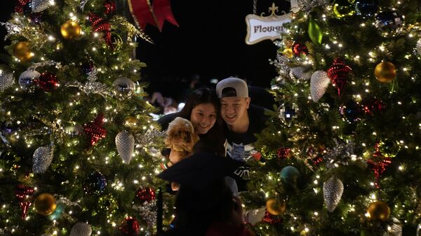 Люди фотографируются у рождественских елок в Гонконге  - اسپوتنیک ایران  