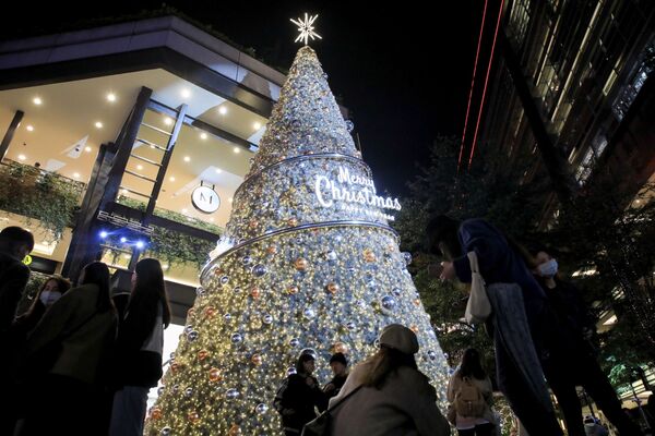 در گوشه و کنار دنیا، درخت های کاج برای جشن های میلادی کریسمس و سال نو تزیین شده اند.تزیینات سال نو و تزیینات درخت کاج در تایوان. - اسپوتنیک ایران  