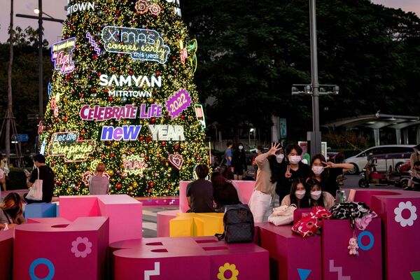 در گوشه و کنار دنیا، درخت های کاج برای جشن های میلادی کریسمس و سال نو تزیین شده اند.تزیینات سال نو و تزیینات درخت کاج در بانکوک. - اسپوتنیک ایران  