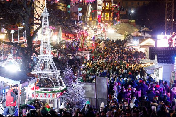 چراغانی کریسمس نویدبخش امیدهای روشن.دوستداران جشن های سال نو در پاریس. - اسپوتنیک ایران  