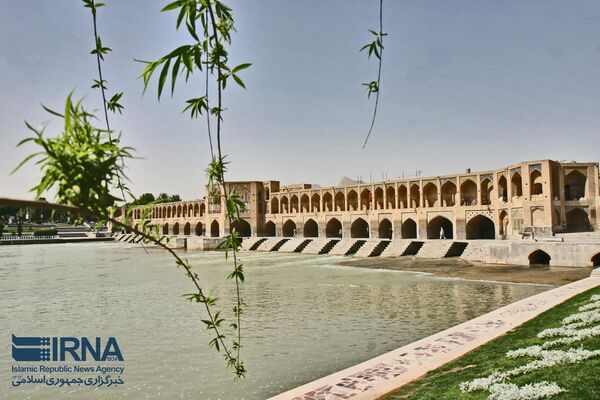 پل دو طبقه خواجو با 133 متر طول و 12 متر عرض یکی از چندین پل ساخته شده در قرن هفدهم میلادی در اصفهان است. - اسپوتنیک ایران  