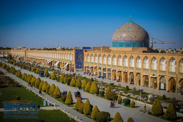 مسجد شیخ لطف الله که در اوایل قرن هفدهم در اصفهان ساخته شده است به دلیل نقش و نگارهای زیبای تزئینی در داخل و خارج شهرت دارد. - اسپوتنیک ایران  