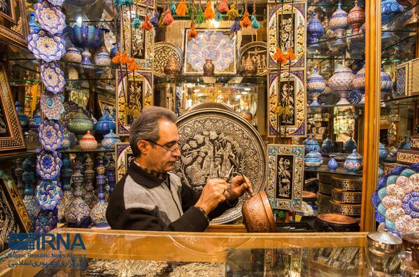 بازار سنتی اصفهان: یک استاد قلم زنی در حال ساخت کاسه مسی است. - اسپوتنیک ایران  