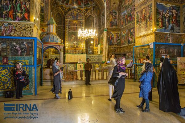 گردشگران در حال بازدید از کلیسای جامع وانک، کلیسای معروف ارمنی قرن هفدهم در اصفهان هستند. - اسپوتنیک ایران  