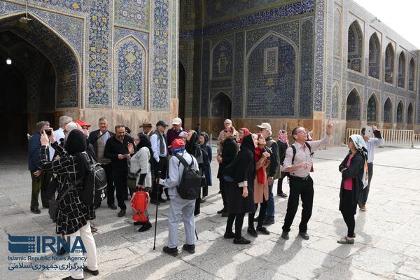 مردم از مسجد شاه که در قرن هفدهم در اصفهان ساخته شده دیدن می کنند. - اسپوتنیک ایران  