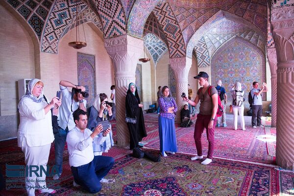 گوشه ای از مسجد نصیرالملک (که به مسجد صورتی نیز معروف است). این مسجد بزرگ در قرن نوزدهم در شیراز ساخته شد و به خاطر پنجره‌های صورتی رنگ و نقش‌های تزئینی صورتی رنگ فراوان بر روی بنا مشهور است. - اسپوتنیک ایران  