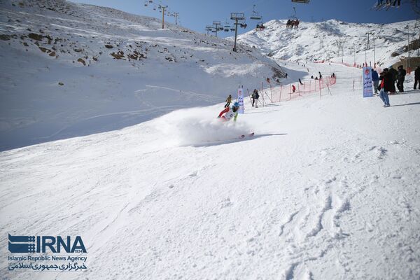 مردم در پیست اسکی توچال در شمال تهران در حال اسکی هستند. - اسپوتنیک ایران  