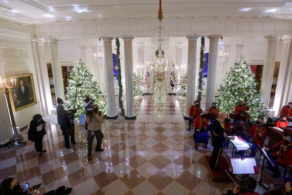 سنت گذاشتن یک درخت کریسمس که در معرض دید عموم ابتدا در اتاق آبی توسط رئیس جمهور ویلیام اچ تفت آغاز شد. اما حالا در بخش های دیگر کاخ سفید نیز درختهای مزین کاج قرار داده می شوند. - اسپوتنیک ایران  