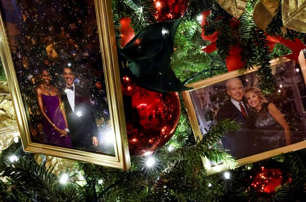 تزیینات کریسمس کاخ سفید.عکس بایدن و بانوی اول در کنار درخت کاج کریسمس. - اسپوتنیک ایران  